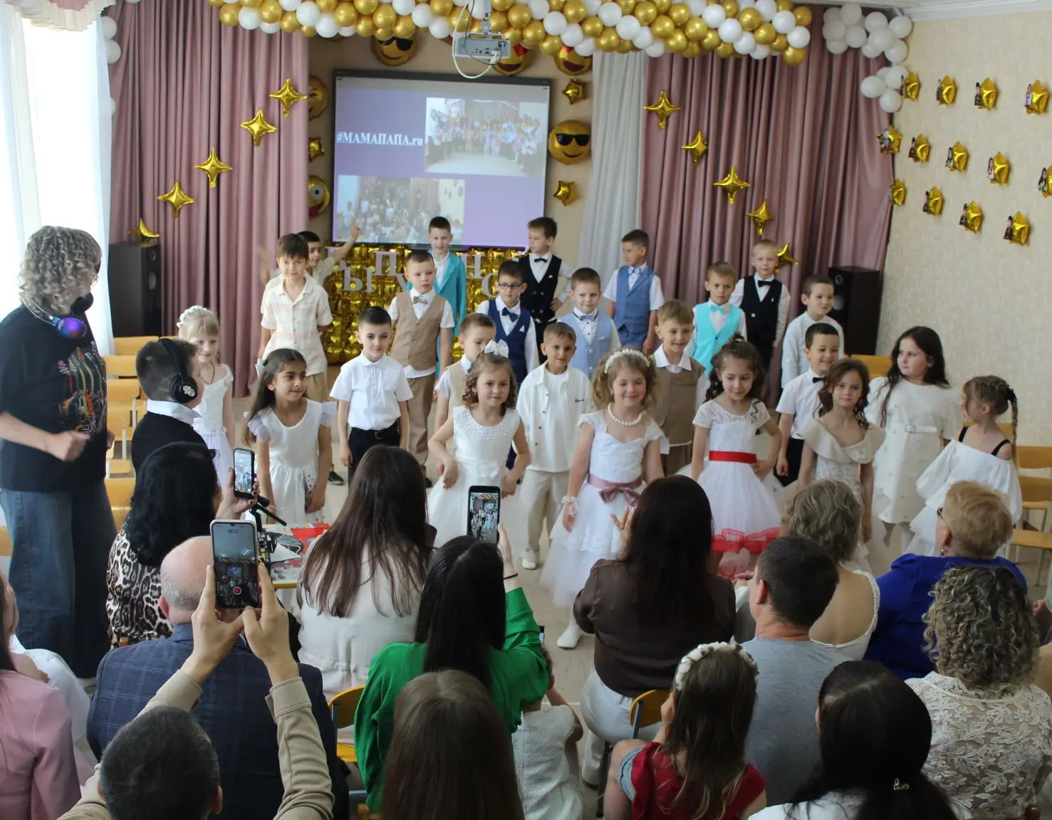 🎈🎓 Креативный выпускной в "Азовских казачатах"🎓🎈

В пятницу, 29 мая, наш детский сад наполнился 