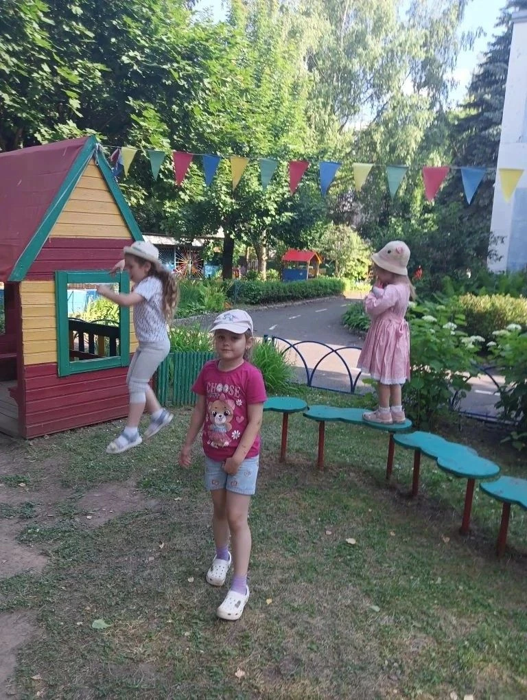 Лето – это пора, когда природа щедро одаривает нас теплом и светом, и для детей в детском саду это в