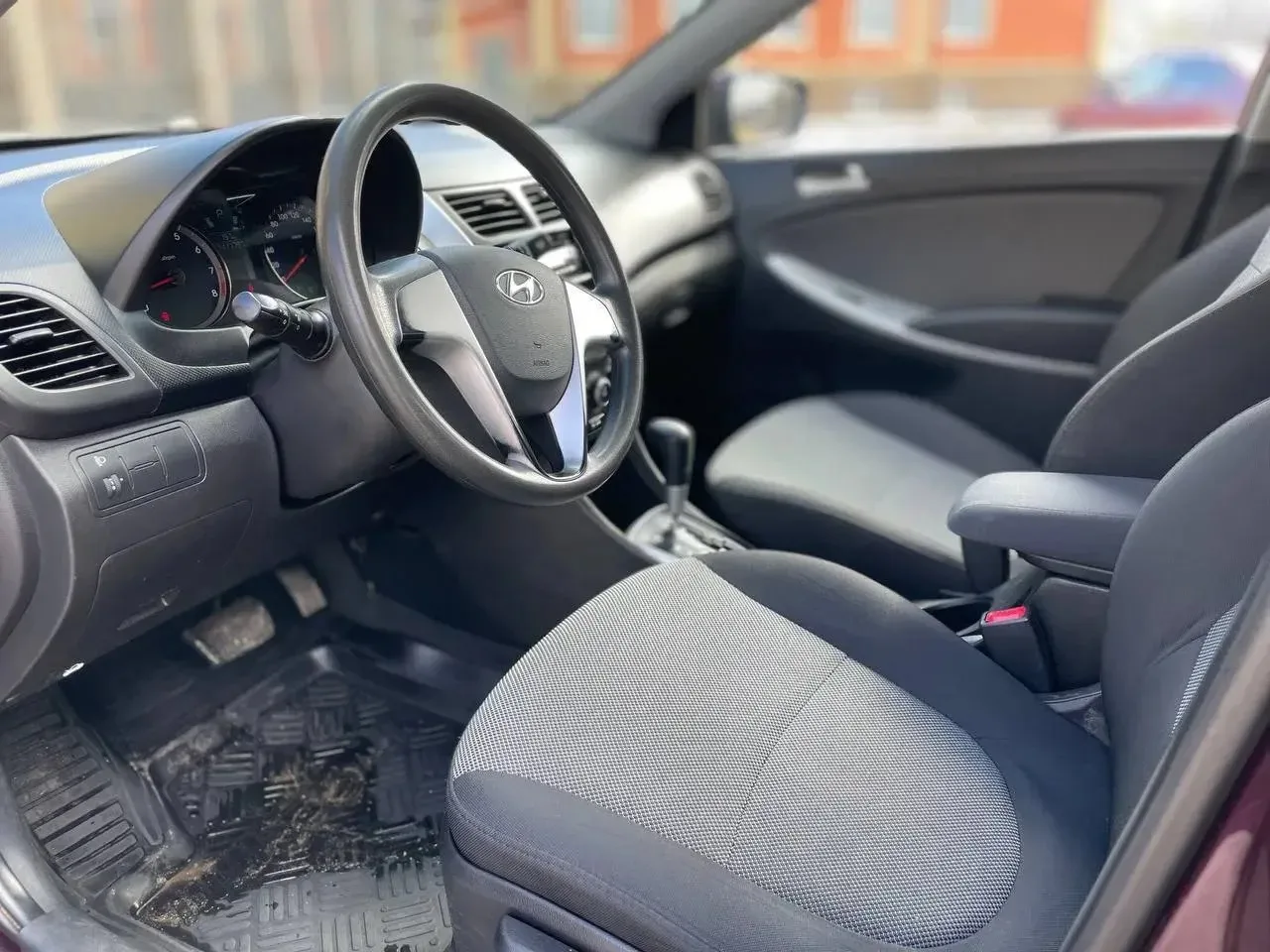 Hyundai Solaris  1.6 АКПП 2013 год   Пробег: 110.000км РОДНОЙ(подтвержден)  3 собственника Идеальная
