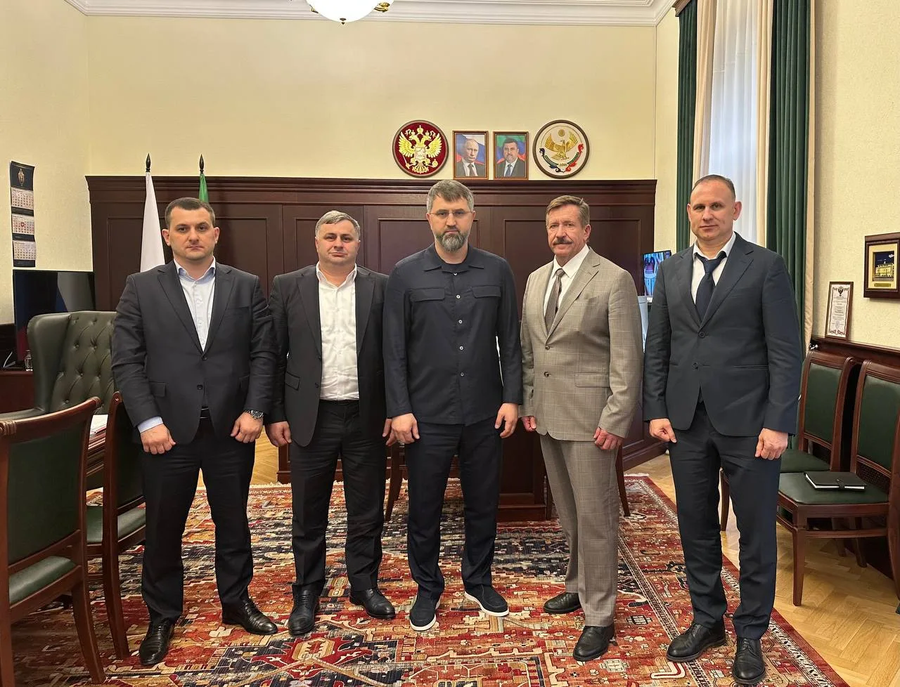 Премьер-министр Дагестана Магомед Рамазанов встретился с депутатом Госдумы Виктором Бут...