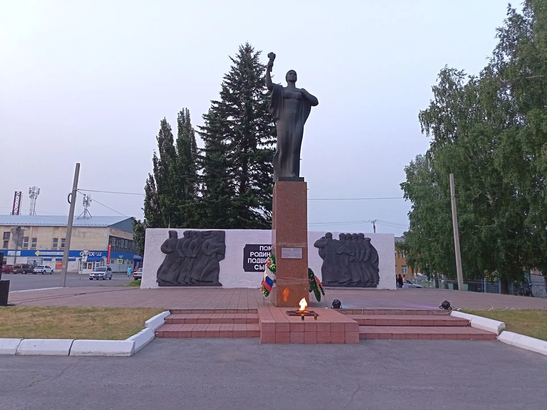 В День памяти и скорби в Мамонтово почтили подвиг фронтовиков - односельчан. Сегодня у Мемориала Сла