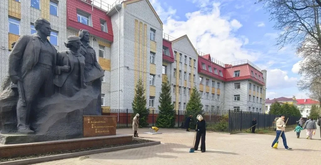 Экологический десант у памятника Трём Героям:  чистота там, где помнят  В рамках экологического меся