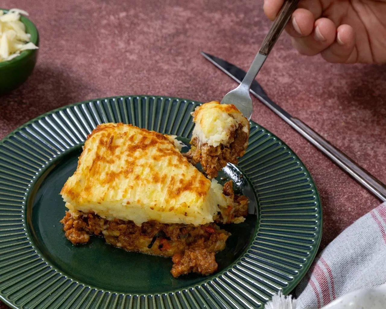 Шотландский пастуший пирог  Сытное мясное рагу с овощами под нежной картофельной шапкой с сыром — 