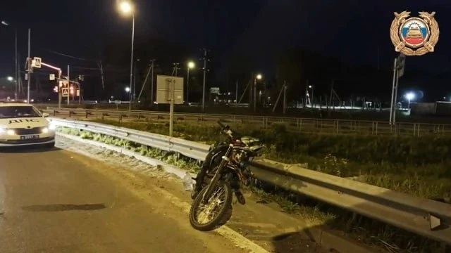 Под Ярославлем мотоцикл с подростками врезался в препятствие
