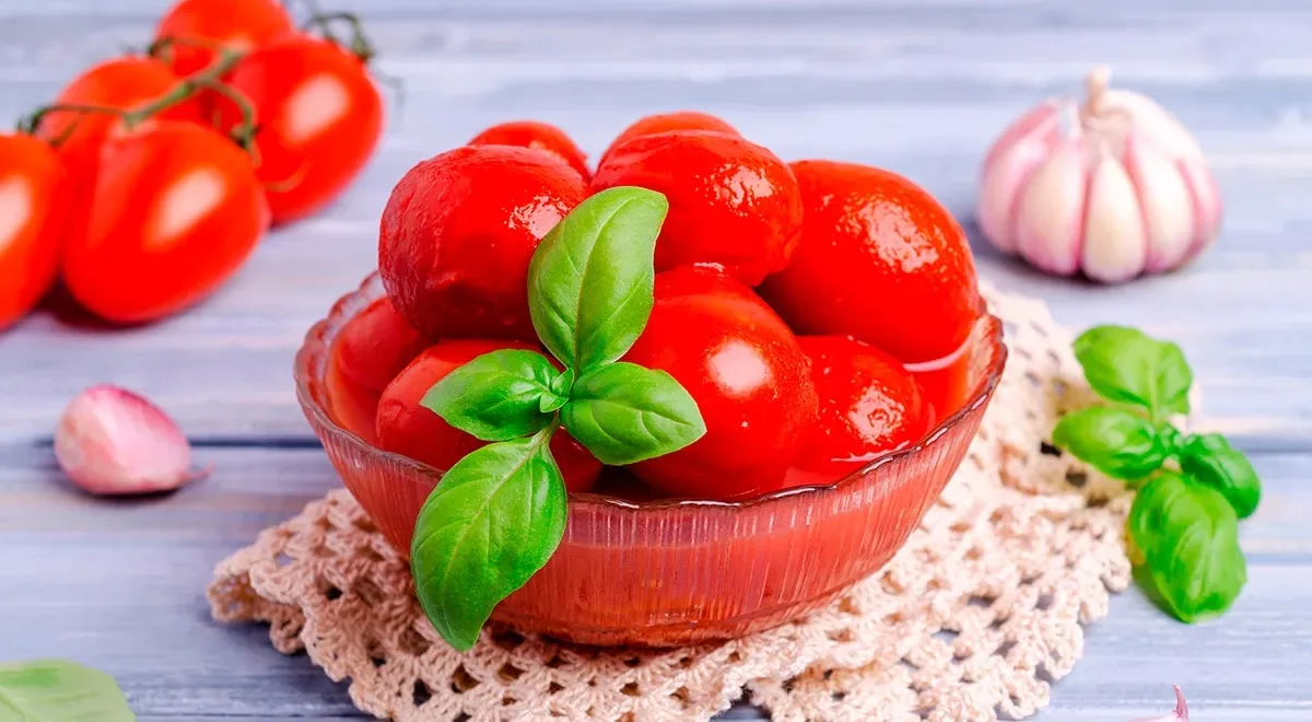 🍅 Помидоры в собственном соку с чесноком

Ингредиенты: 1,5 кг сливовидных помидоров, 5 зубчиков чес