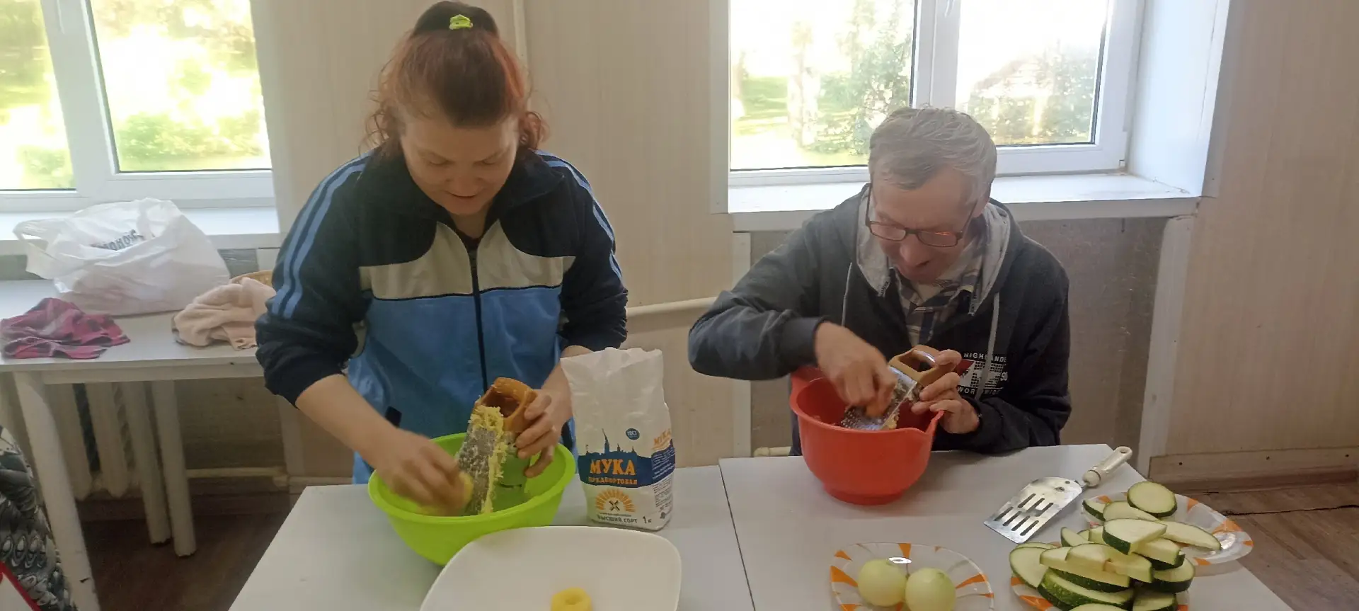За окном серая прохлада, осенний туман бережно укутывает деревья, стирая границы привыч...