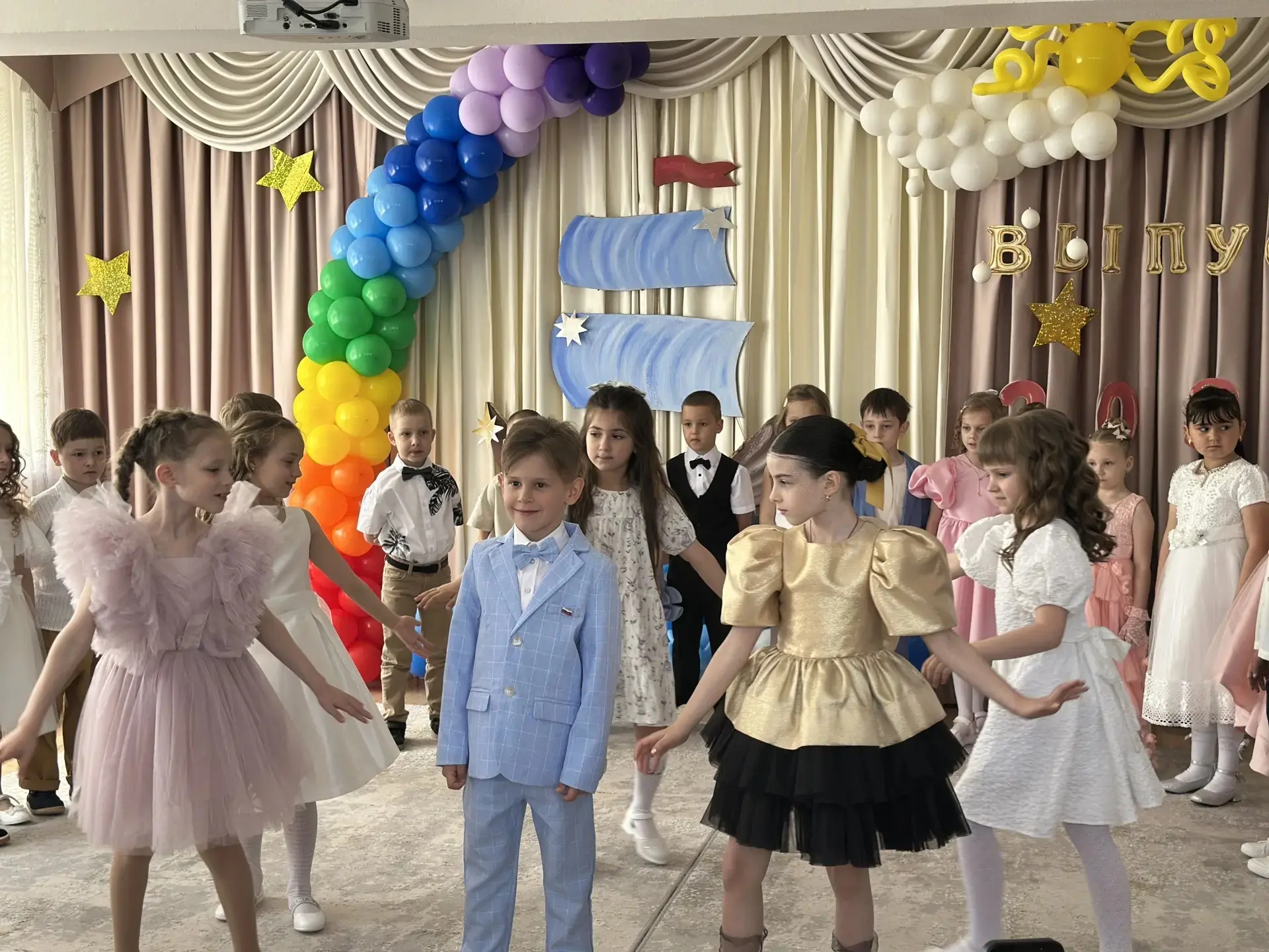 💫💫💫Вот и наступил этот день, выпускной наших любимых детей! Яркие улыбки, воздушные ...