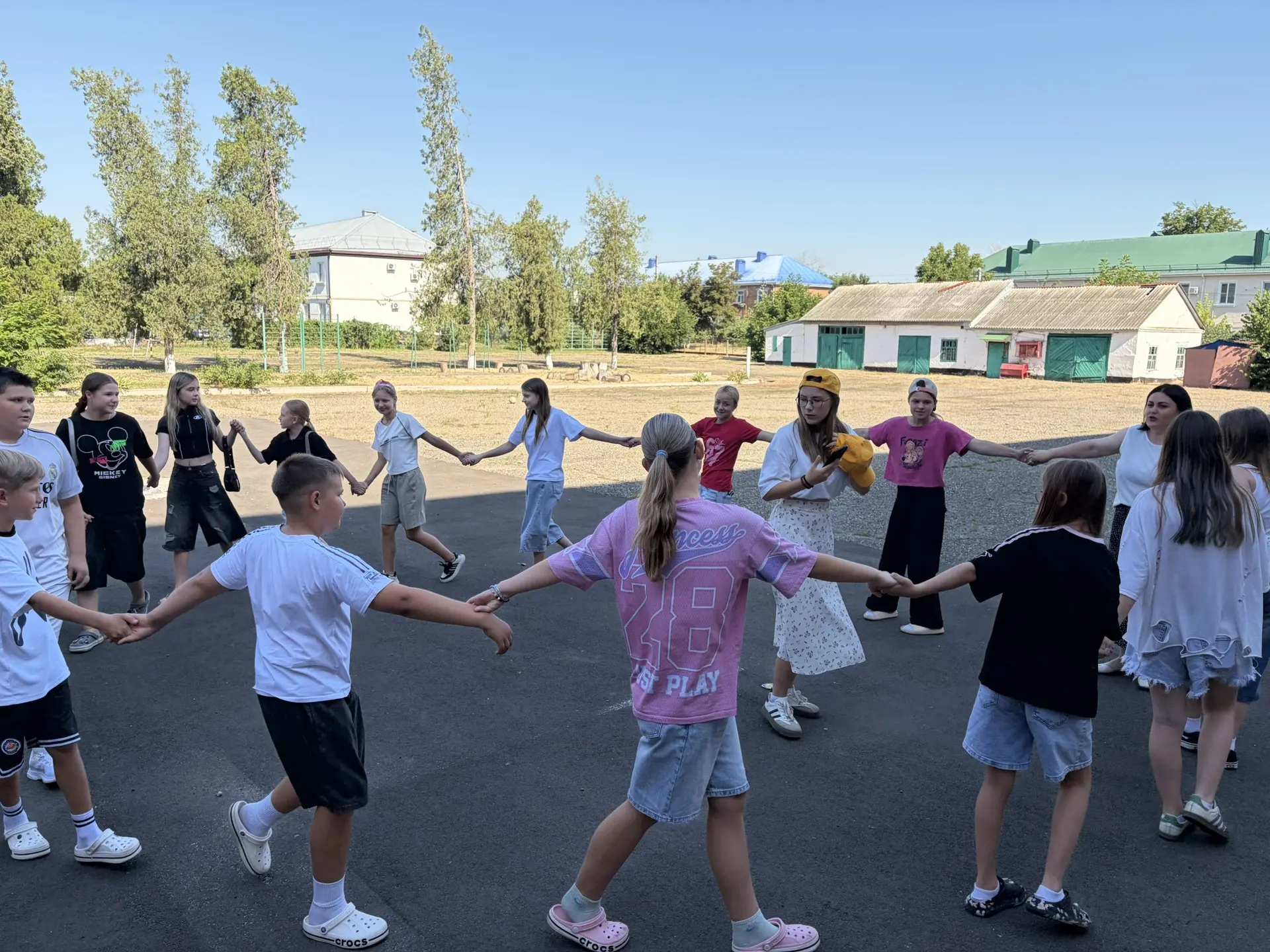 🌞 Утро дружбы в нашем лагере! 

Сегодня на зарядке мы не просто делали упражнения, а водили настоящ