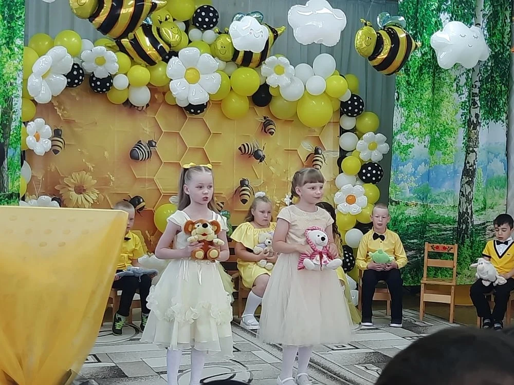 🐝🐝🐝🐝В группе «Пчёлки» прошёл яркий и тёплый тематический выпускной вечер. В празднично украшенно