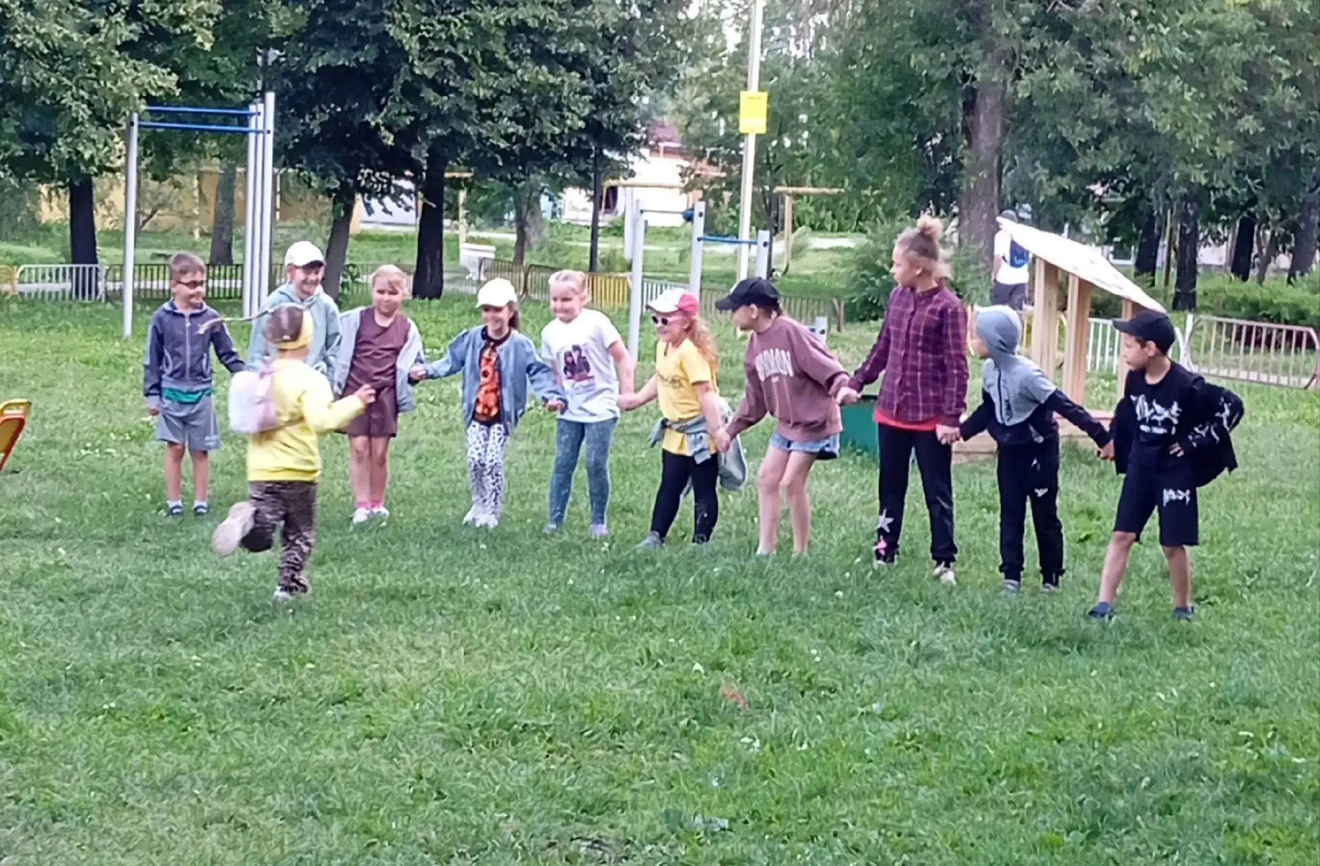Как же удивителен мир природы! 🌿✨ Он встречает ребёнка целым океаном звуков и запахов ...