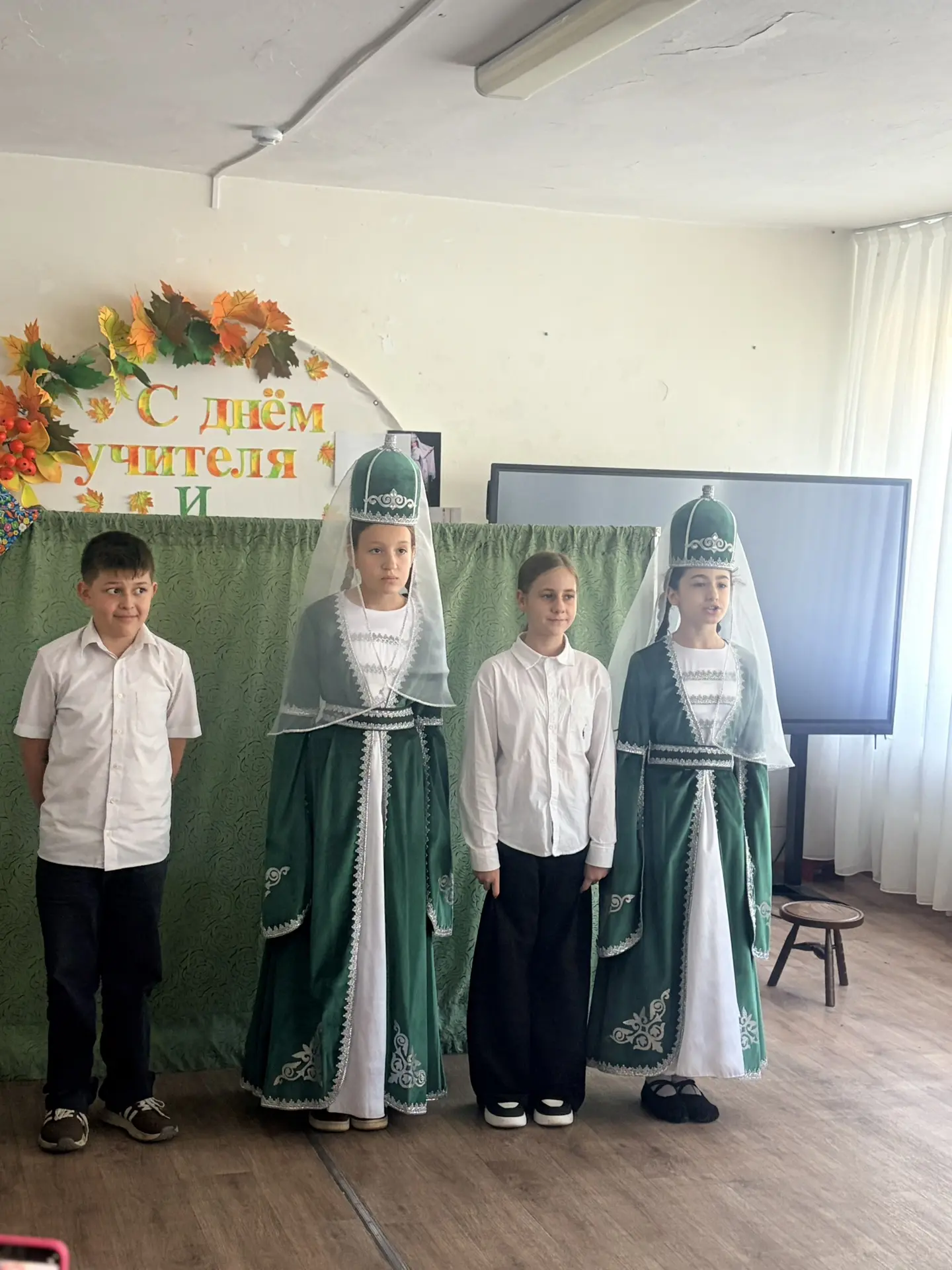 Сегодня в нашей школе прошёл замечательный праздник посвященный Дню Республики и Дню уч...