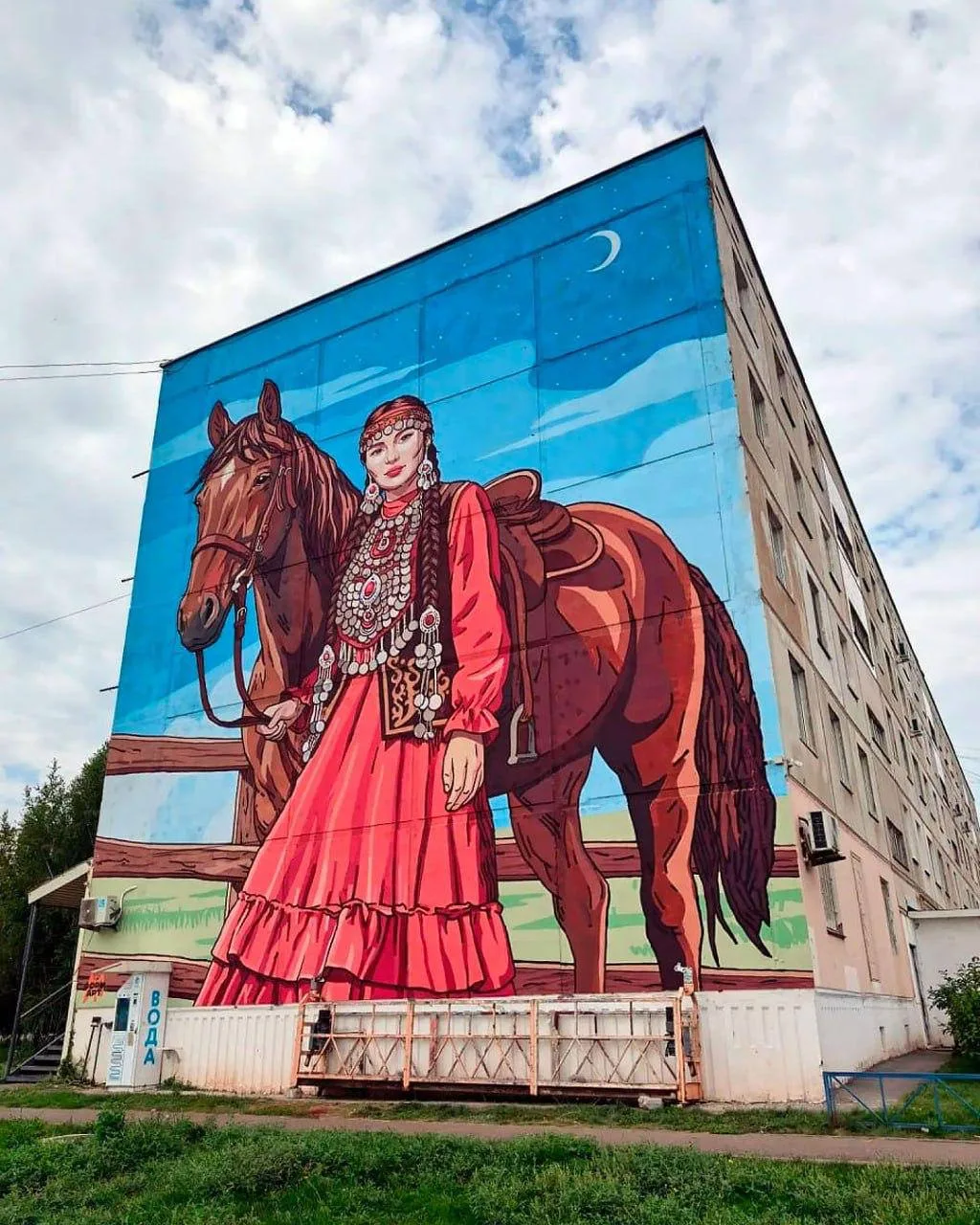 В Чишмах появился вот такой красивый мурал «Башкирка с лошадью» ❤️ Как вам?