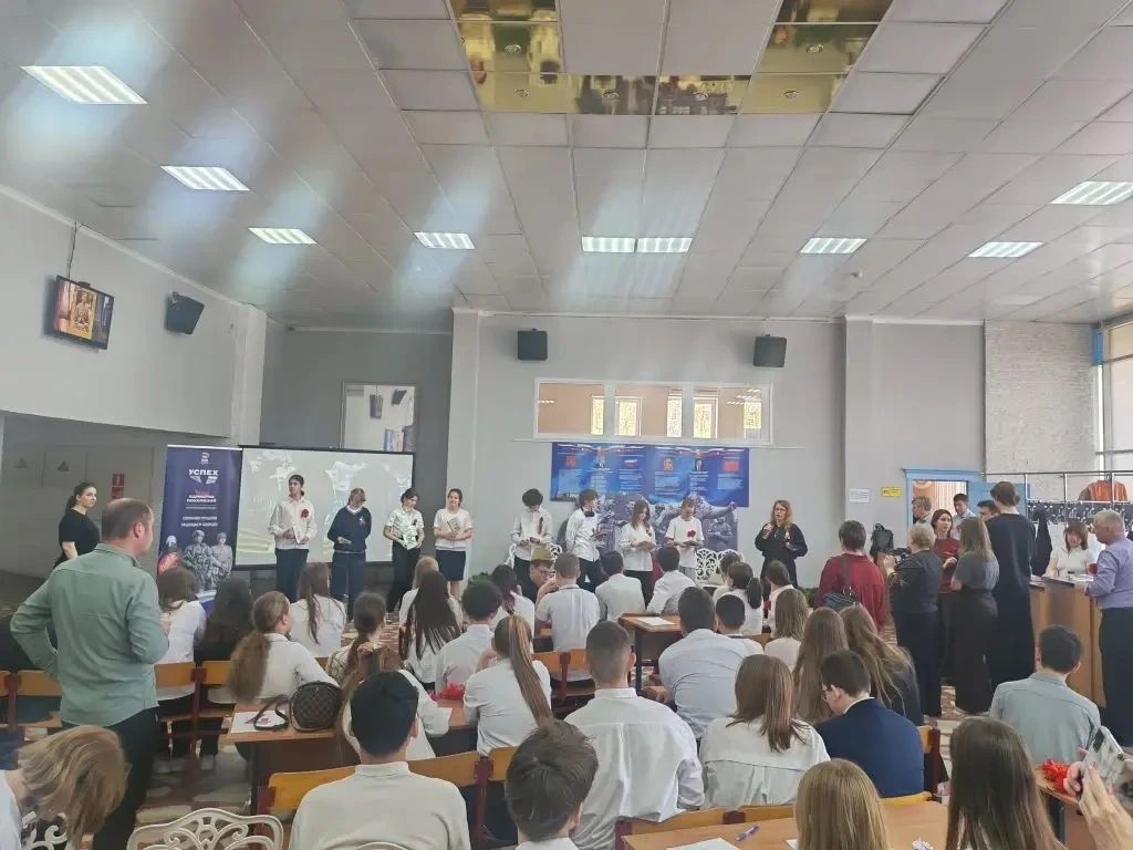 📢 8Б класс принял участие в викторине ко Дню Победы!  Сегодня, 5 мая, ученики 8Б класса с азартом и 