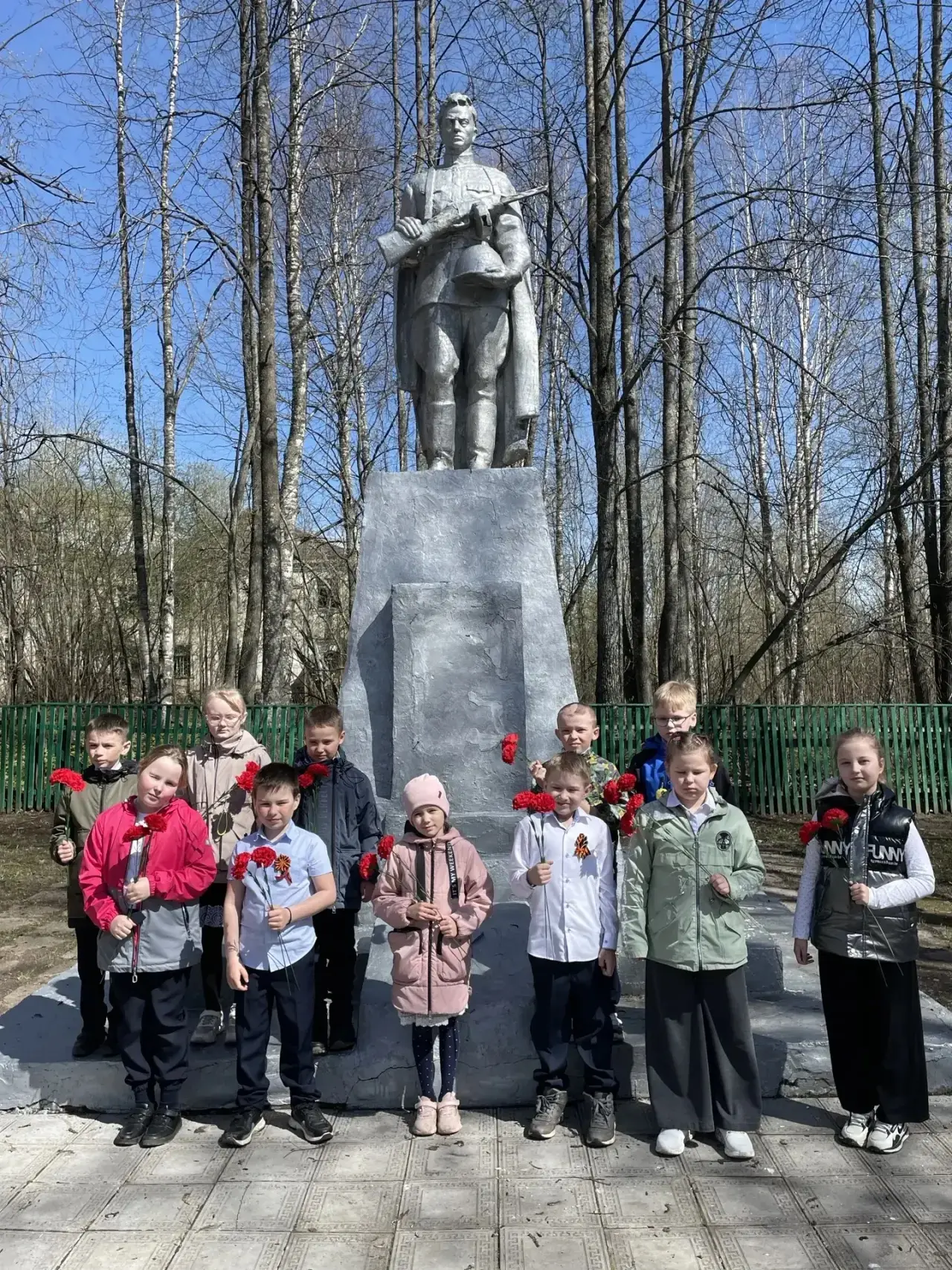 🇷🇺 Красные гвоздики — память, которой не нужны слова.
