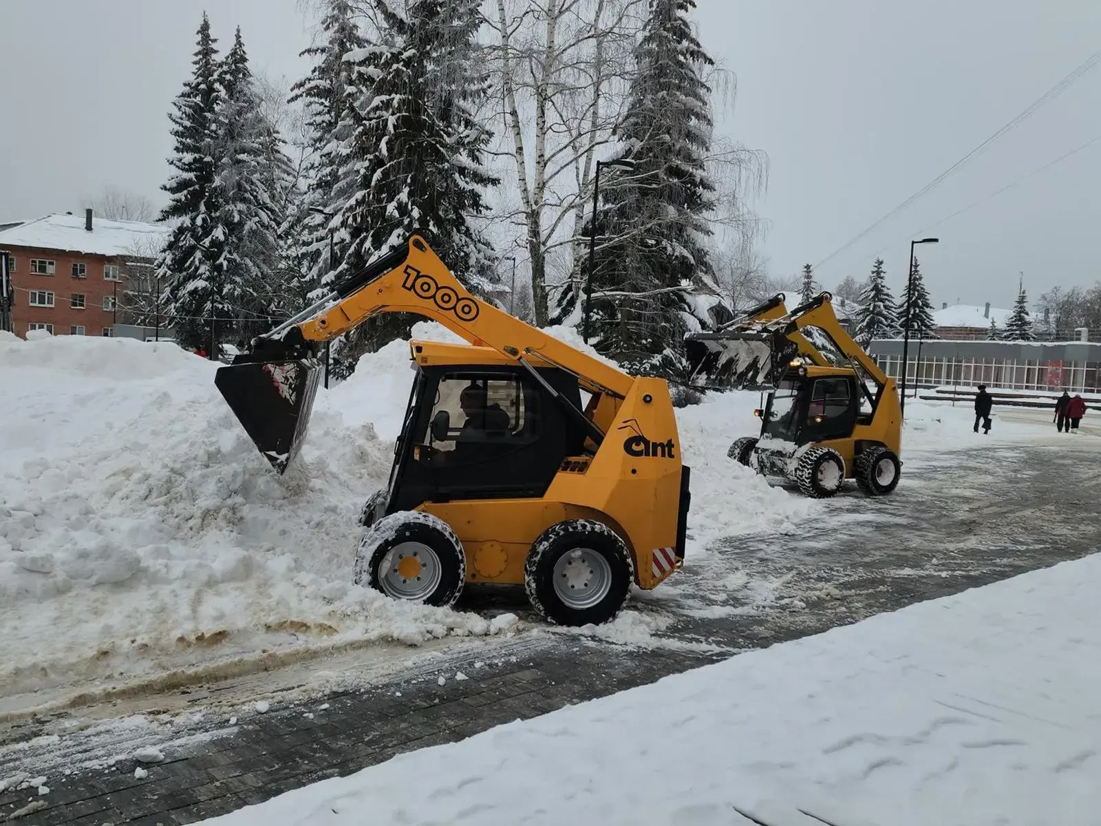 🚜Ступинские коммунальщики вывозят снег с площади Металлургов   В Ступино продолжается уборка с после