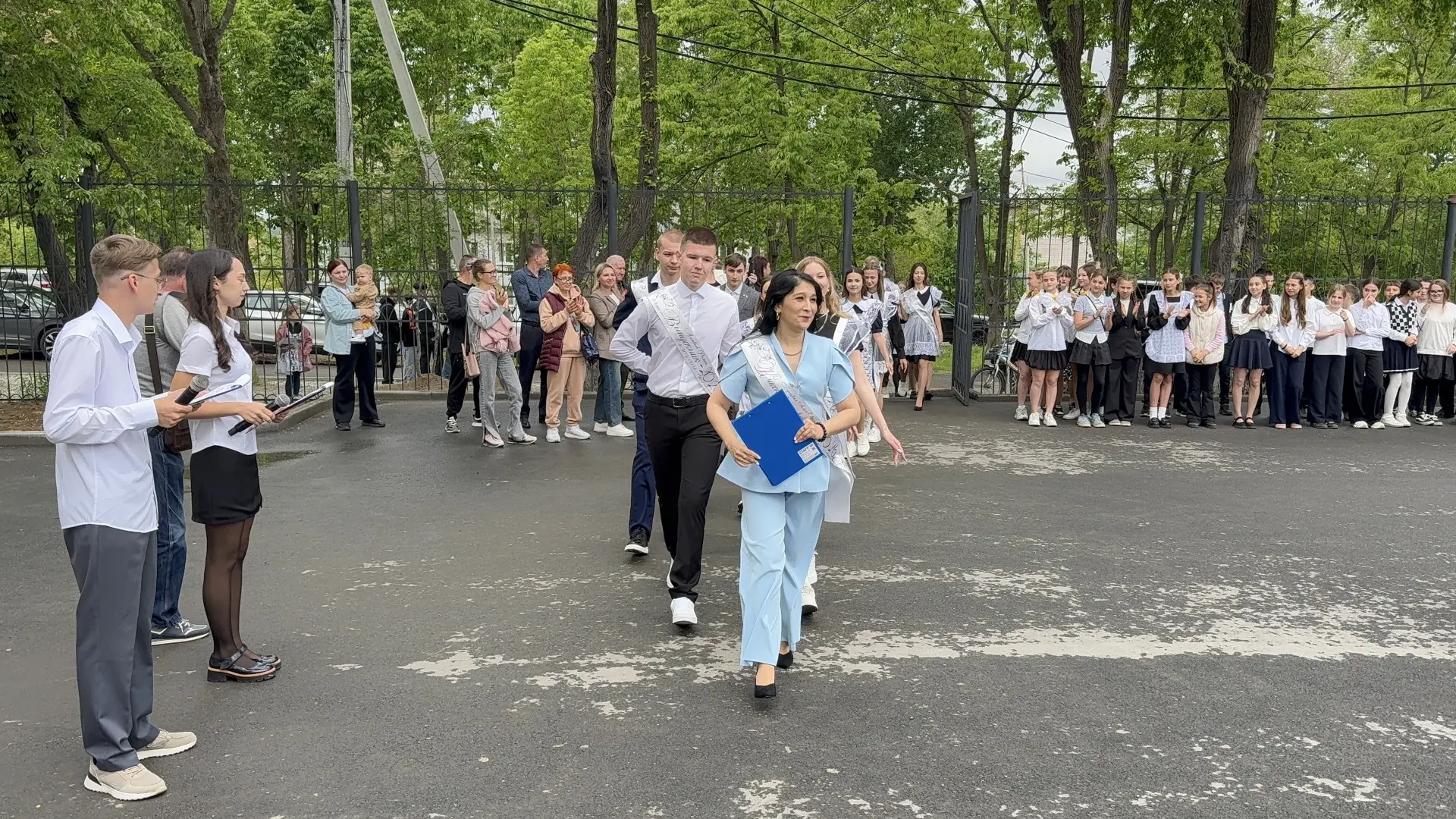 Звонок, что открывает будущее 🔔  Вчера в нашей школе прозвенел Последний звонок — тёплый и немного г