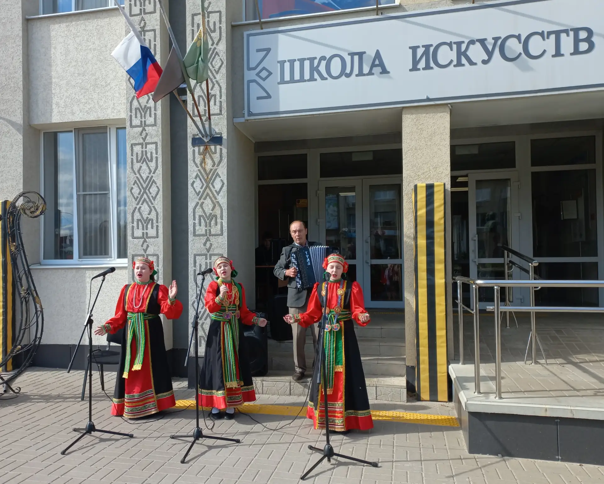 ✨В нашей школе состоялся концерт, посвященный светлому празднику Дню Святой Троицы.✨🕊