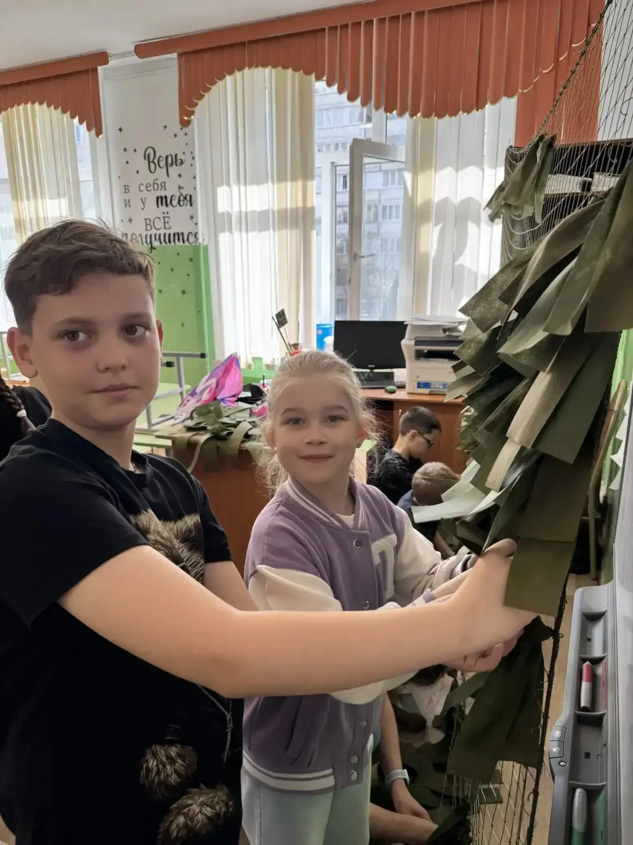 Учащиеся 3 «Б» класса изготовили маскировочную сеть для нужд специальной военной операции, которая о