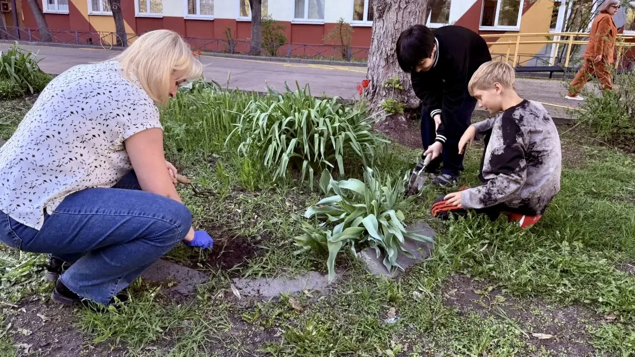 🌿 Весна — время обновления: вместе делаем школу красивее!   Весна дарит нам не только тепло и солнце
