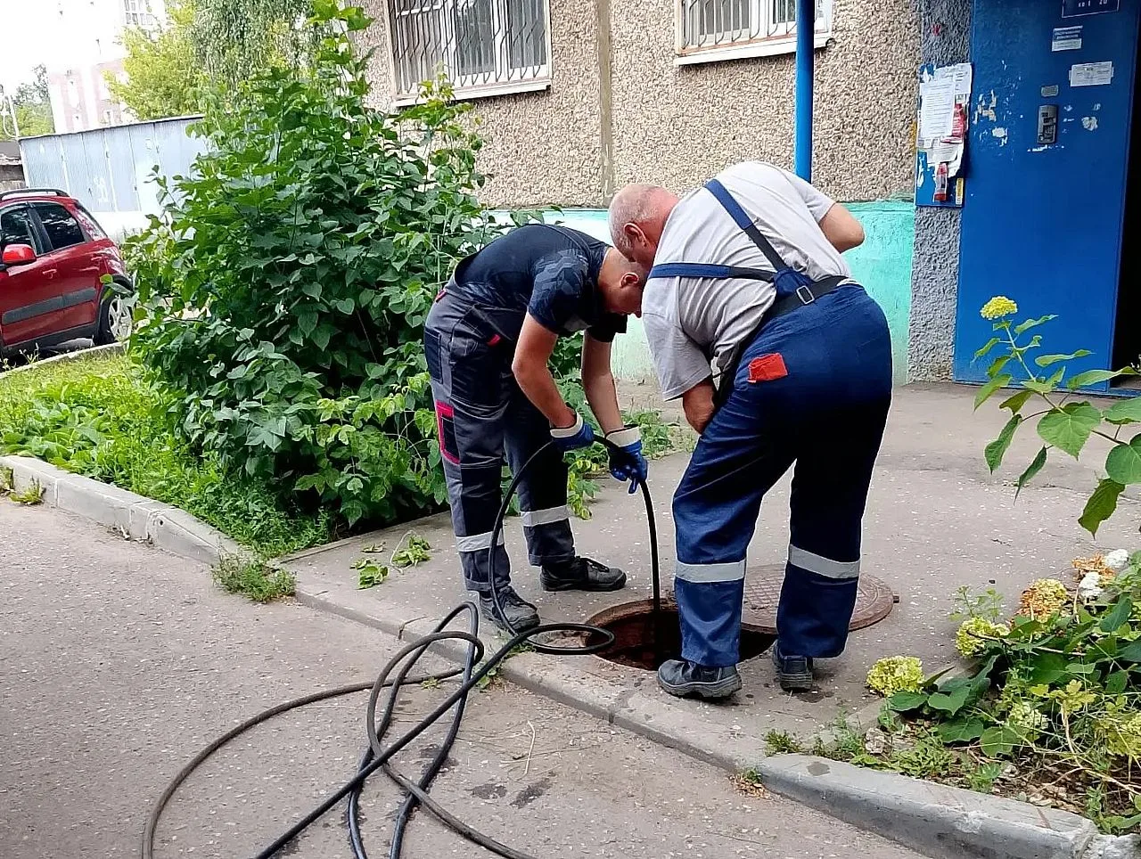 ⚡ Специалисты Департамента городского хозяйства устранили сложный засор в системе канализации дома №