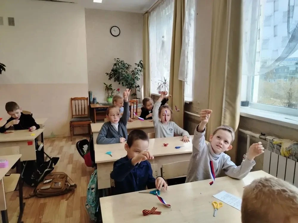 📍 Вчера в 1 Е классе прошëл мастер-класс по изготовлению декоративной броши с использованием символа