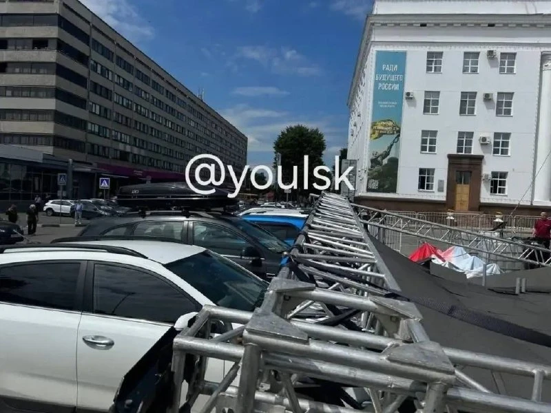 На Соборной площади ветром повалило сценический экран на автомобили.