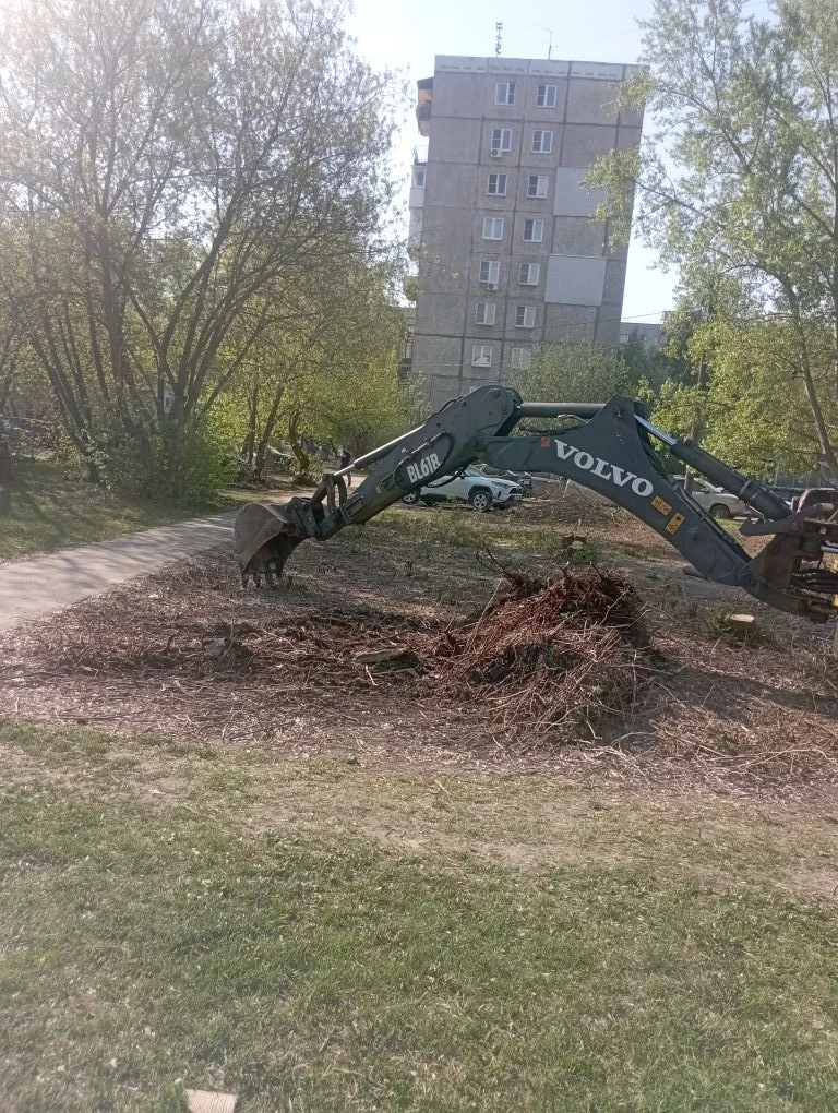 Продолжаем наводить порядок во дворах 🌿 Ежедневно проводим уборку придомовых территорий, контейнерны