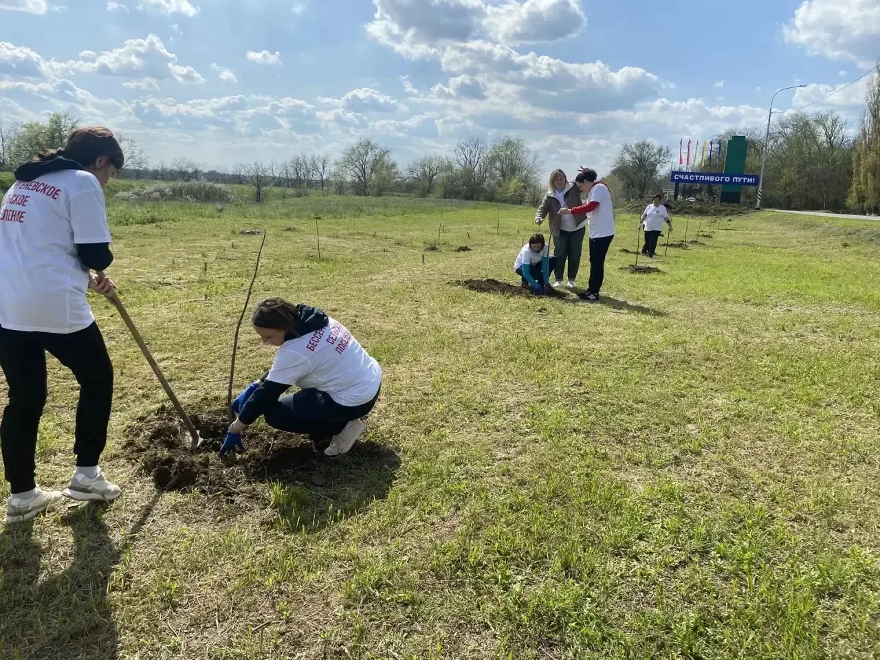 В ОКТЯБРЬСКОМ РАЙОНЕ СОСТОЯЛСЯ ДЕНЬ ДРЕВОНАСАЖДЕНИЯ  Сегодня, 18 апреля, на территории всех поселени