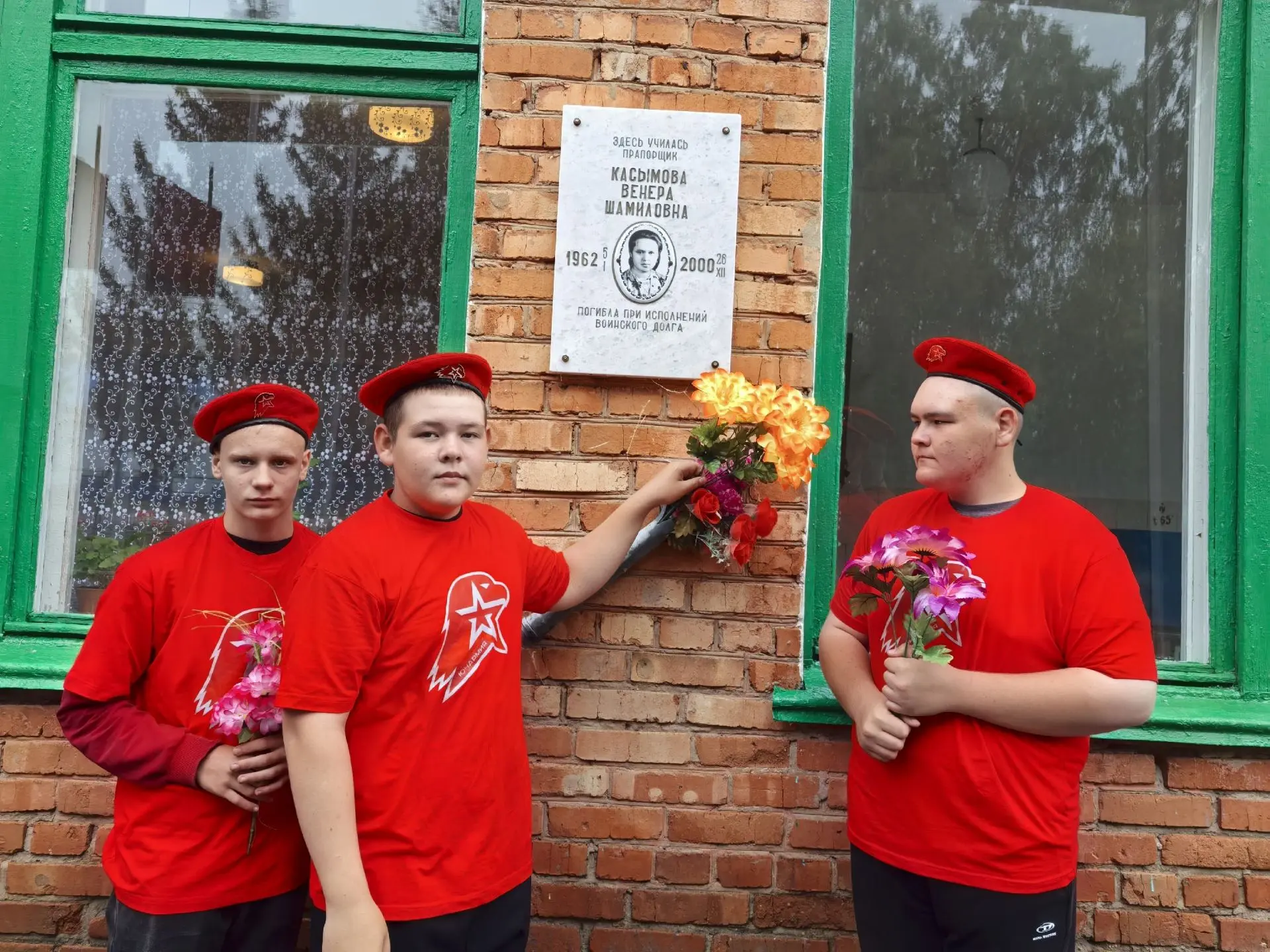В рамках Дня памяти и скорби юнармейцы школы возложили цветы к Обелиску павшим в Великой Отечественн