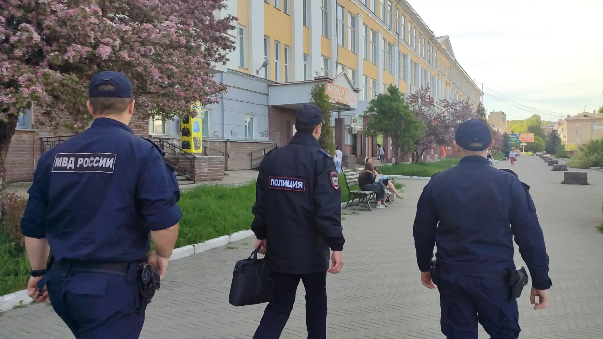 🔴🔵В Златоусте прошёл рейд против распития алкоголя в общественных местах  Тёплая погода располагает 