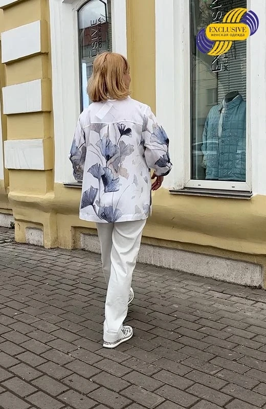 Белая рубашка. Белые брюки. Принт гинкго.