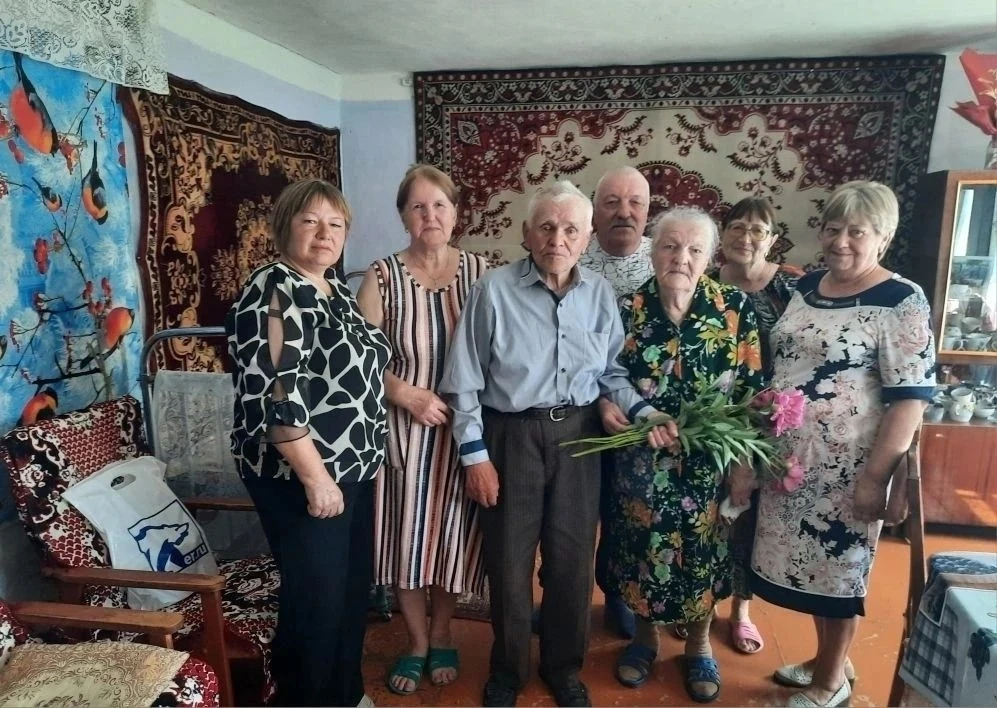 В Курской области поздравили с 90-летним юбилеем труженика из Котовки

🔹Единороссы первичного отдел