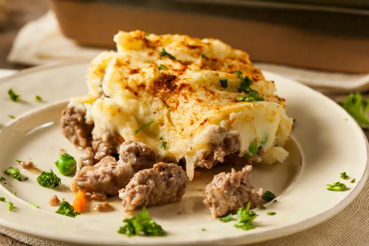 🥧 Шепардс пай — английская запеканка для холодного вечера! 🇬🇧✨
Шепардс пай готовят из мясной начи