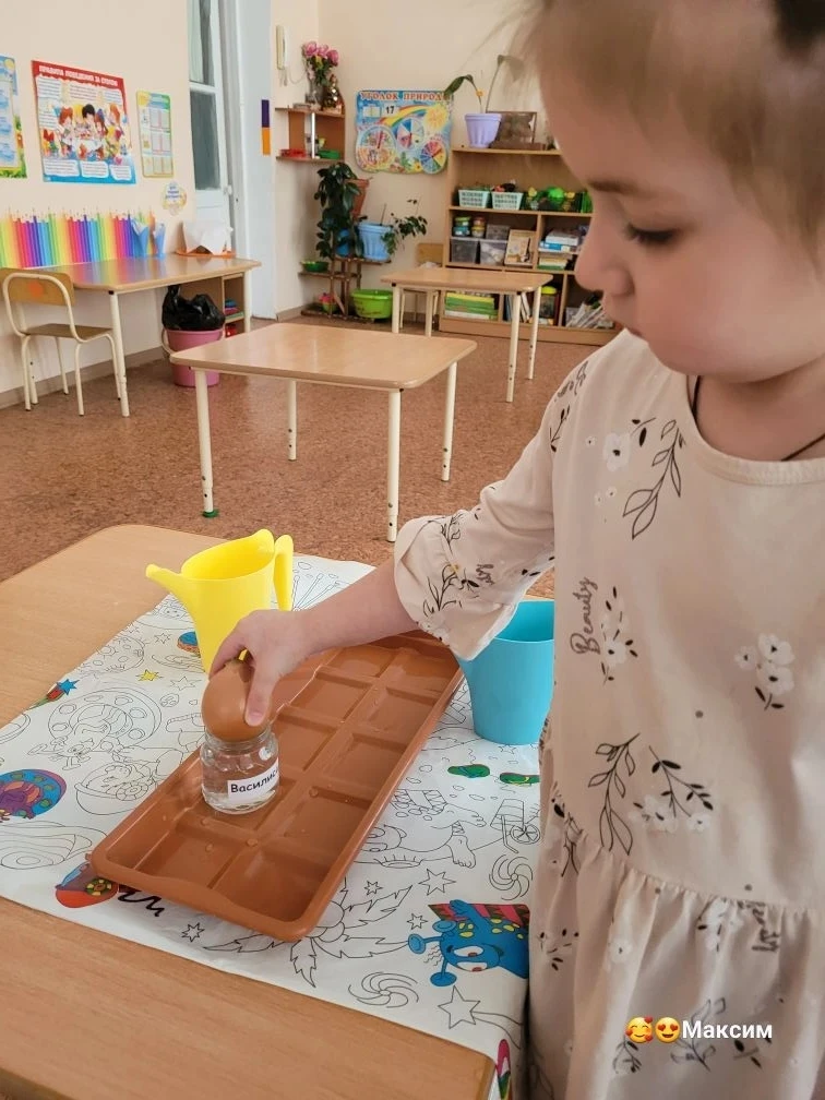 Хоть на улице не лето,
Нам не помешает это!
Сможем вырастить вполне
Огород и на окне.
Будем дружно м