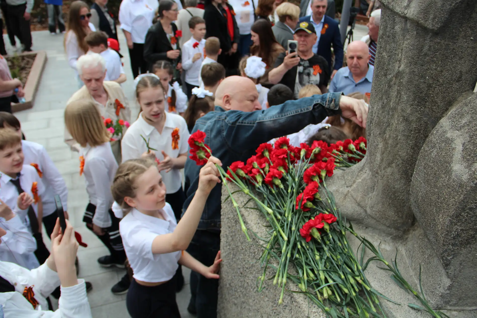 🌺 Акция «КРАСНЫЕ ГВОЗДИКИ»  🎖 Память о подвиге народа живёт всегда в наших сердцах и делах. Ученики 