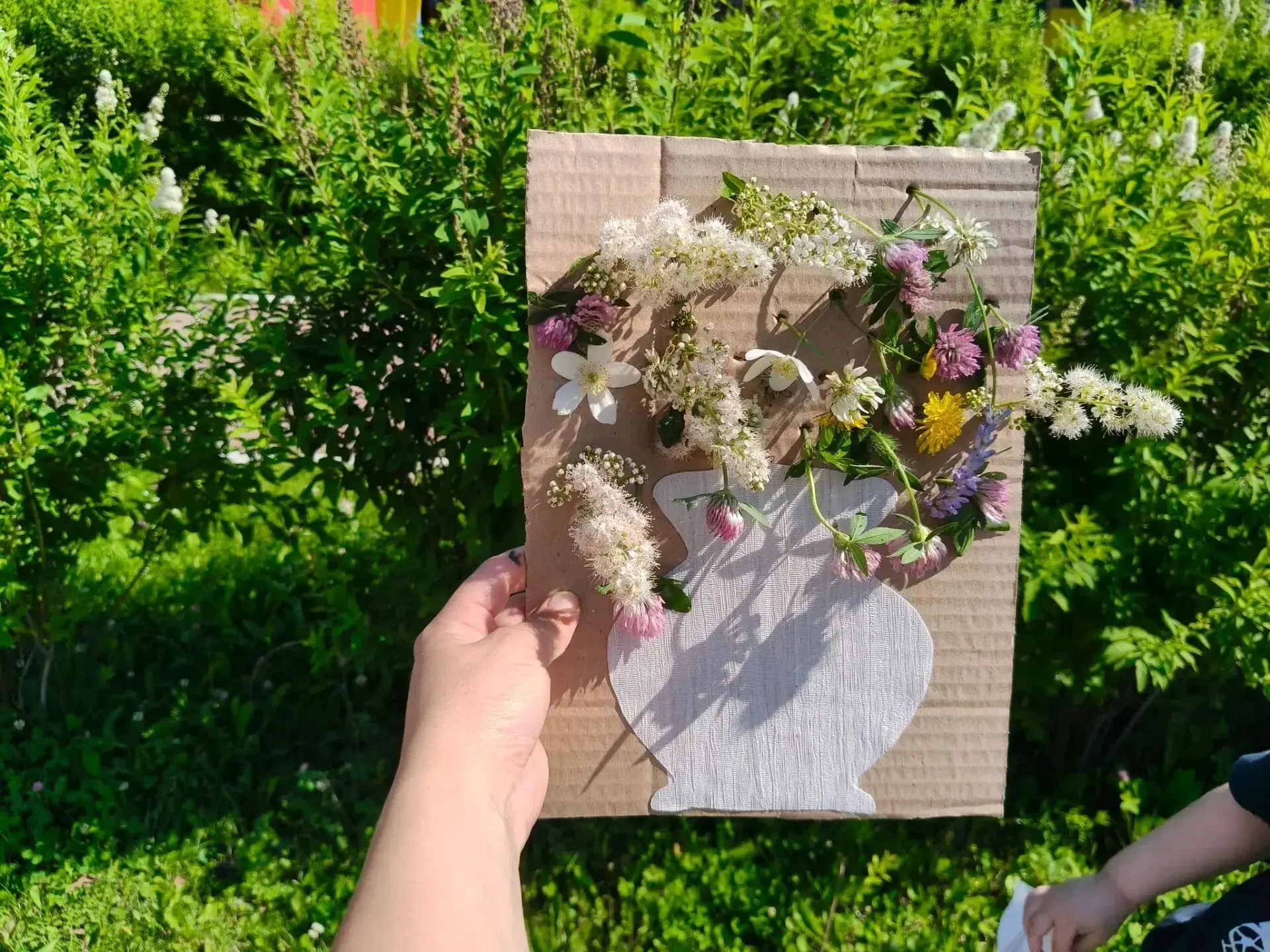 Наш общий летний букет 🌿💐

На прогулке младшая группа «Непоседы» создала настоящий коллективный ше