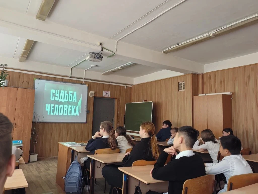 🇷🇺 "КИНО ПОБЕДЫ" - смотрим кино о городах героях.  В рамках марафона «Наследники Победы» в нашей шко