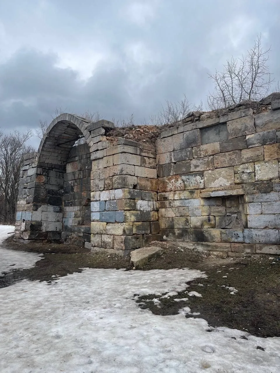 Белокаменный кремль, сложенный из больших блоков, построили в Серпухове в XVI веке. В к...