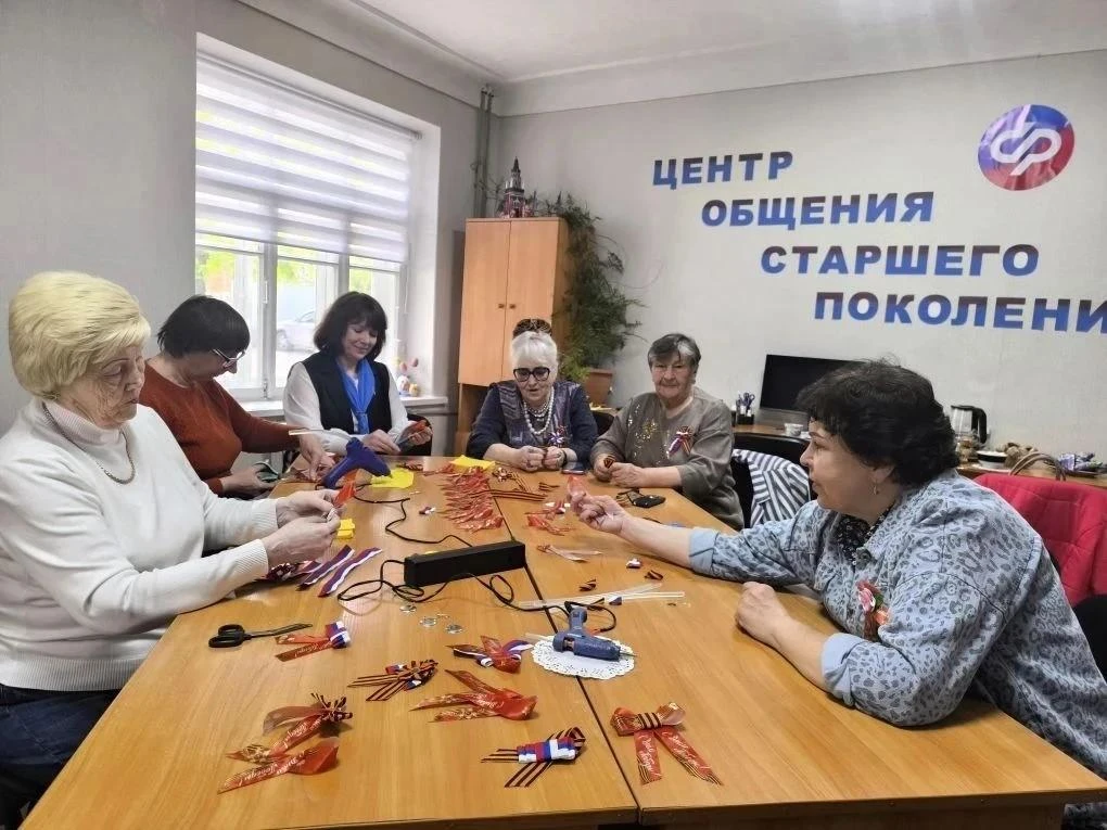В преддверии Дня Победы в центрах общения старшего поколения ЛНР прошли праздничные мероприятия  🎗️Ц