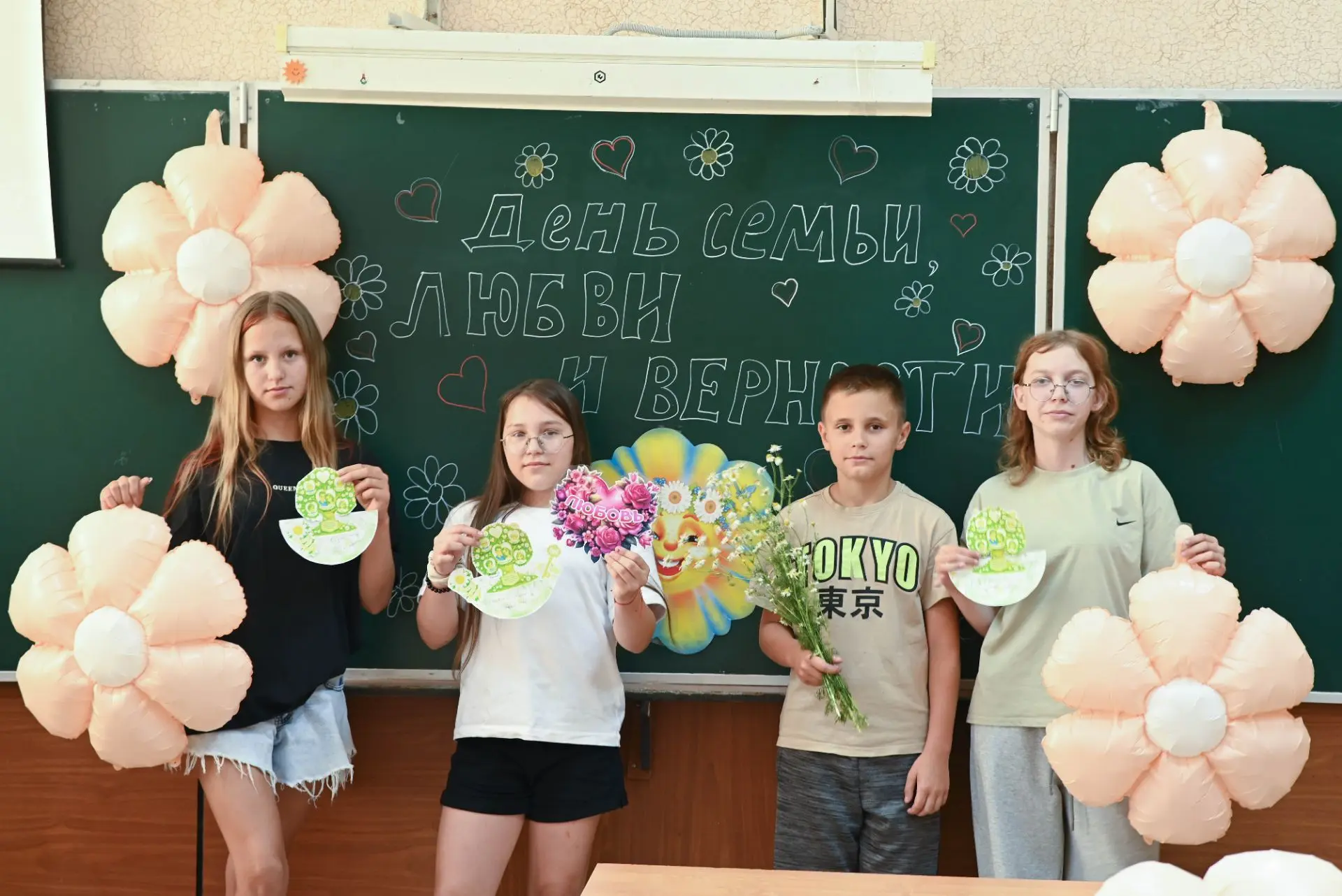 🌼Отмечаем День семьи, любви и верности! 🌼

🏡В нашей школе прошло тематическое мероприятие: советн