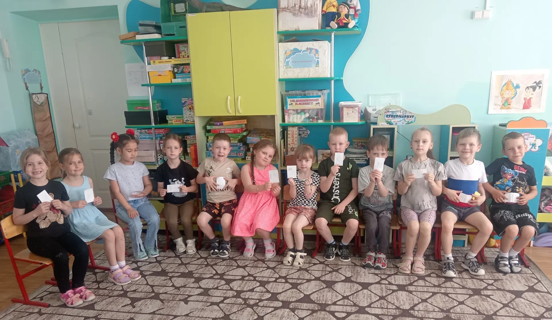 Дети подготовительной к школе группы №2 комбинированного вида в преддверии праздника Дн...