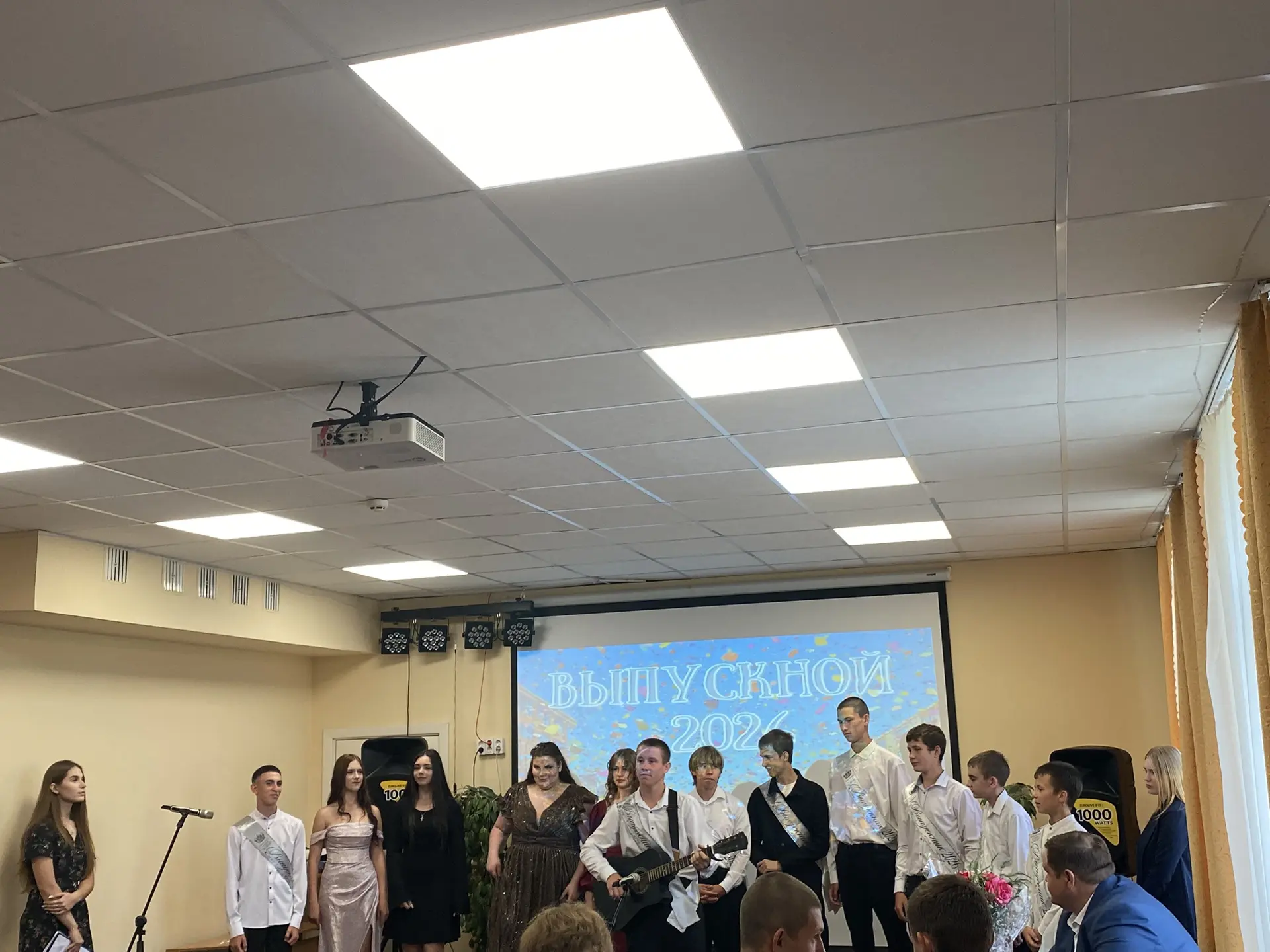 ✨ Сегодня в нашей школе состоялся особенный вечер — выпускной для 9 и 11 классов! 🎓🎉
Это был необы