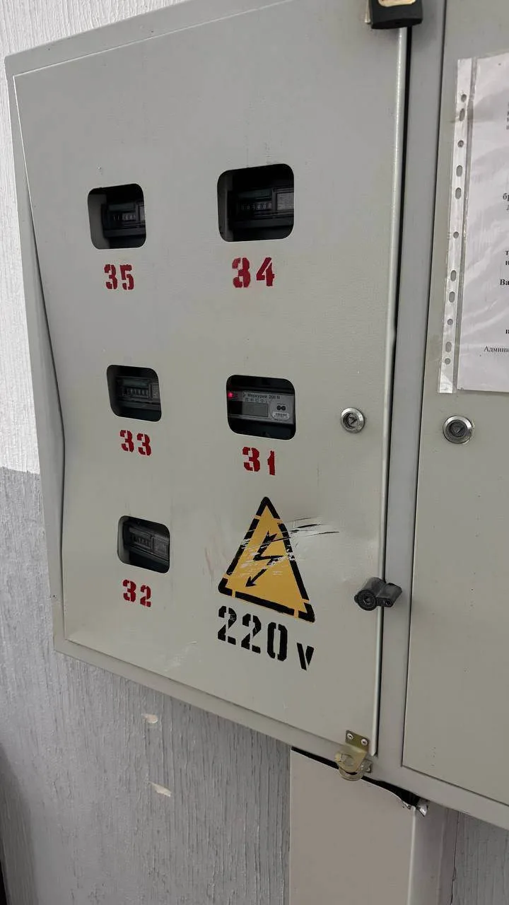 🔪 Мужчина с мачете устроил погром в подъезде в Анапе ― теперь его ищет полиция.