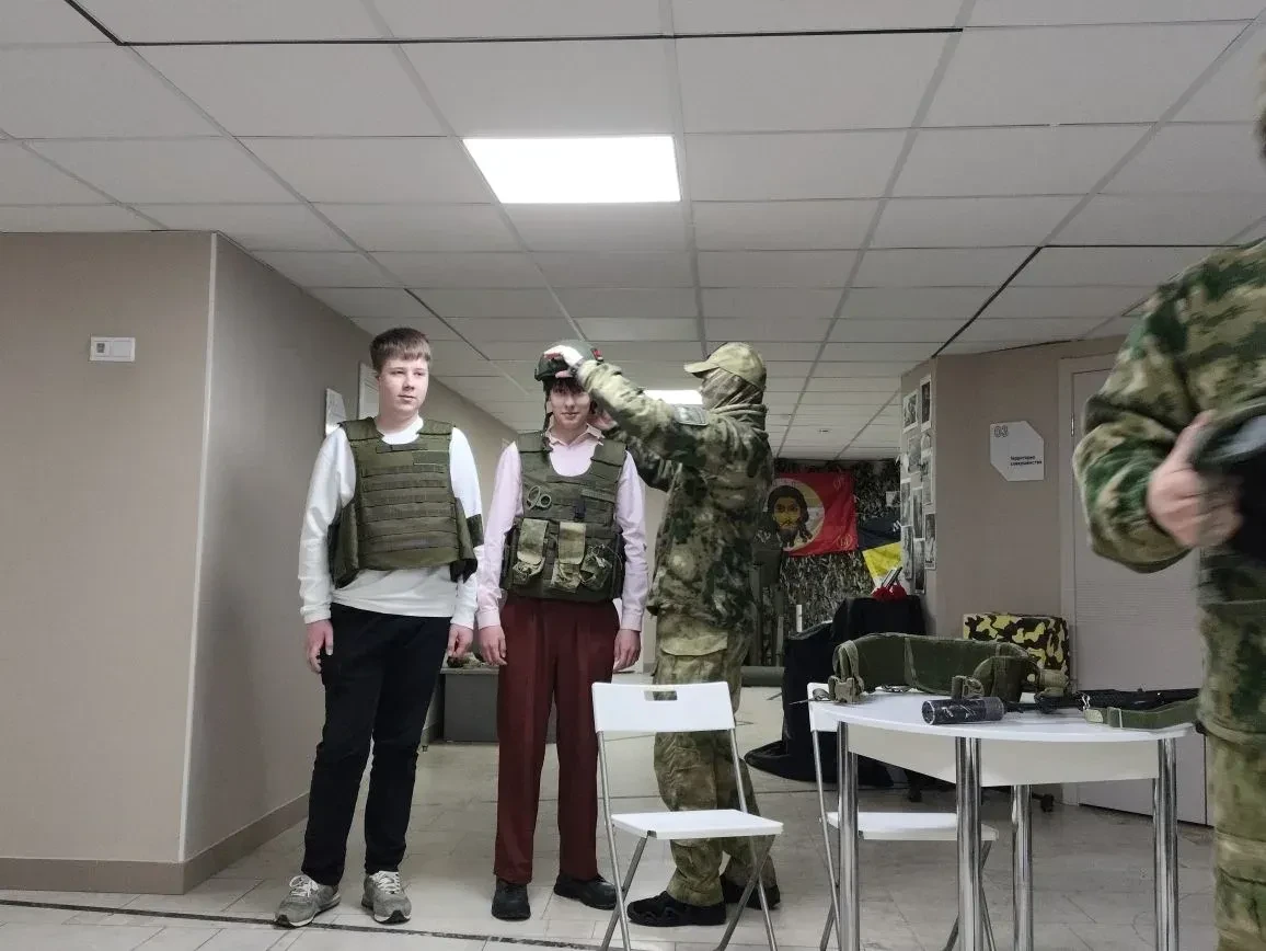 Учащиеся 8 г класса на экскурсионной встрече с представителями территориальной обороны на выставке «