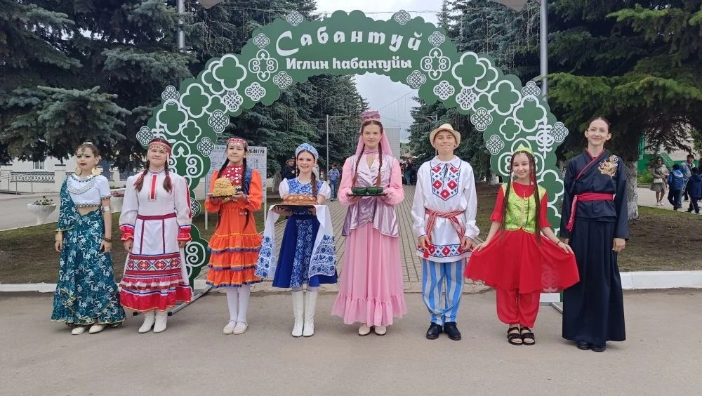 Наша школа ярко представила русскую культуру на празднике Сабантуй! 🎉

В эти выходные коллектив наш