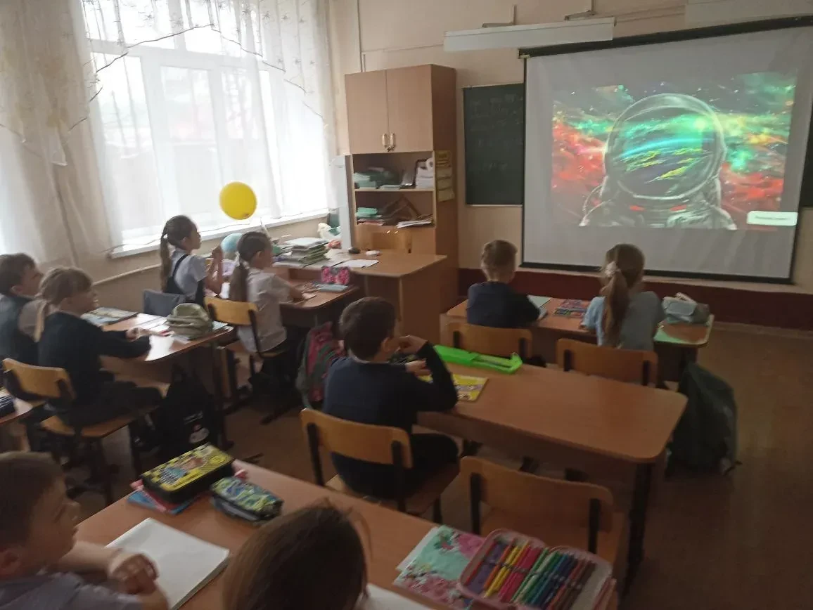 🛰🛰🛰"...А мы летим орбитами, Путями неизбитыми, Прошит метеоритами простор. Оправдан риск и мужество,