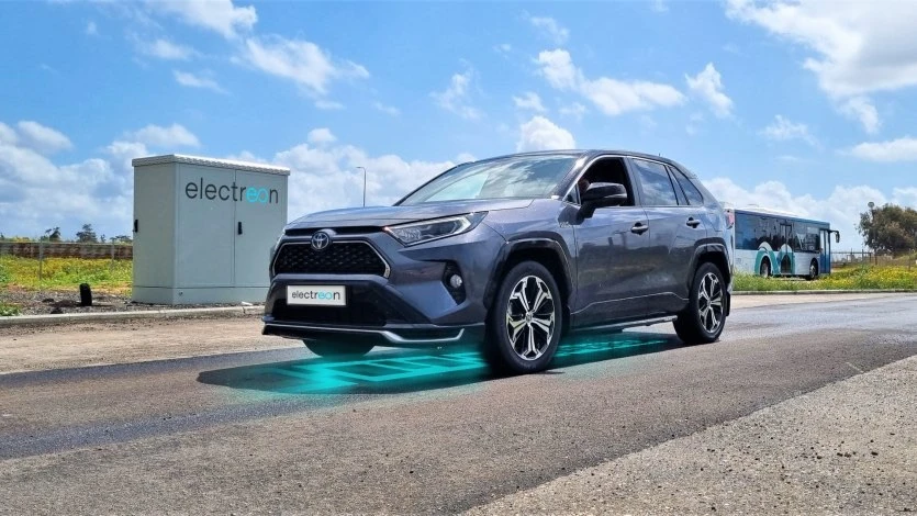 Во Франции открылся первый в мире участок автомагистрали (1,5 км на шоссе A10, ~40 км от Парижа), за