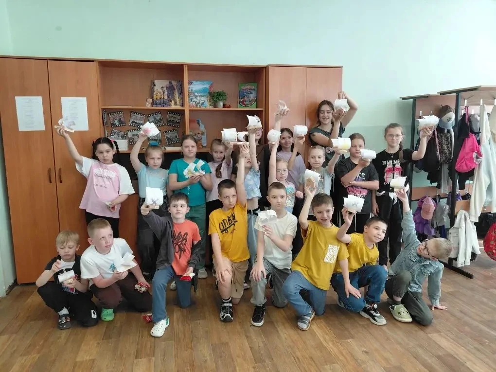 В пришкольном лагере "Солнышко" для ребят был проведен мастер-класс "Столярная мастерская". Они учил
