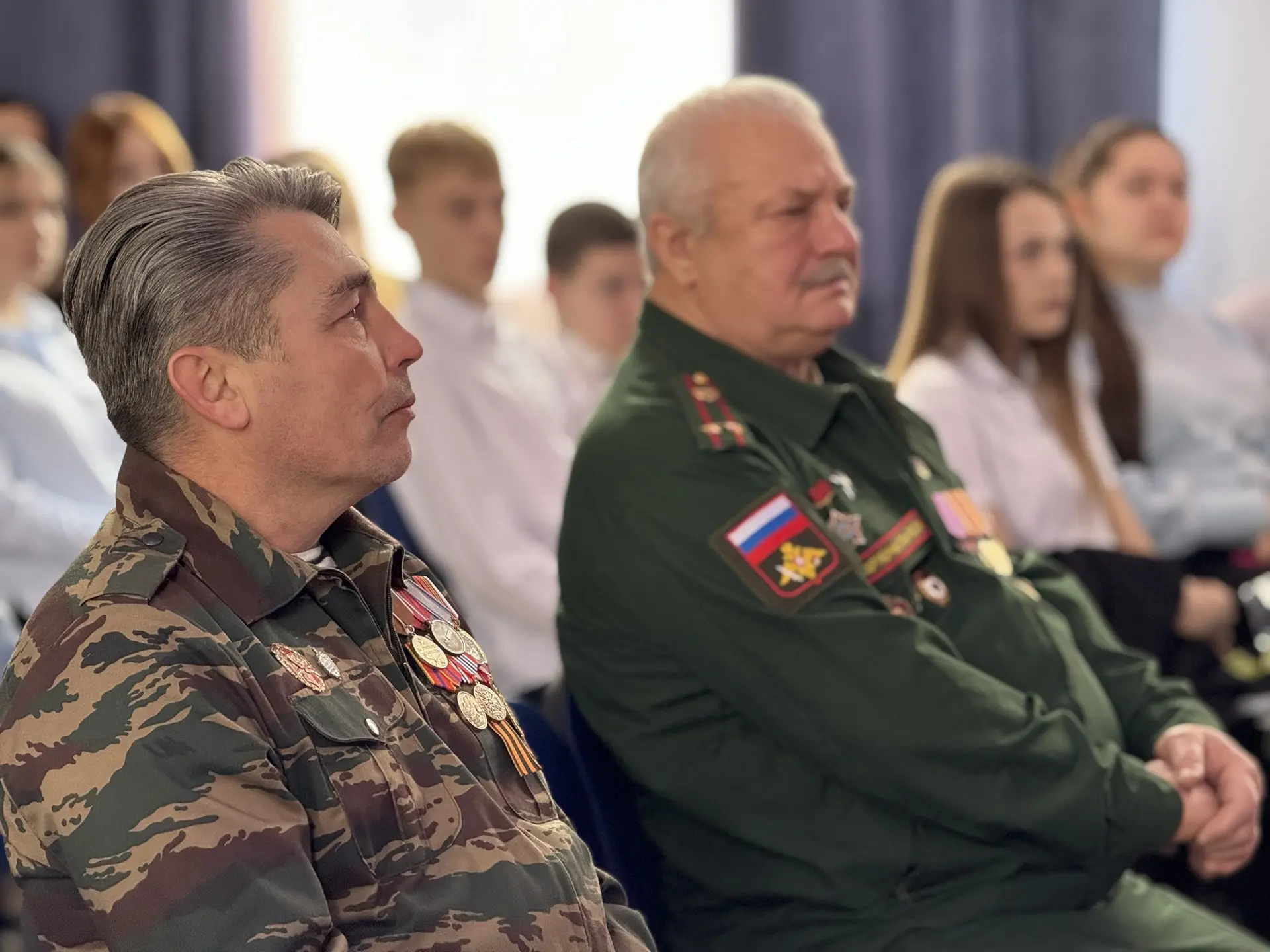 Вести школьного музея 🏛️  🎖 Живая история: встреча с героями в нашей школе!  Сегодня в актовом зале 