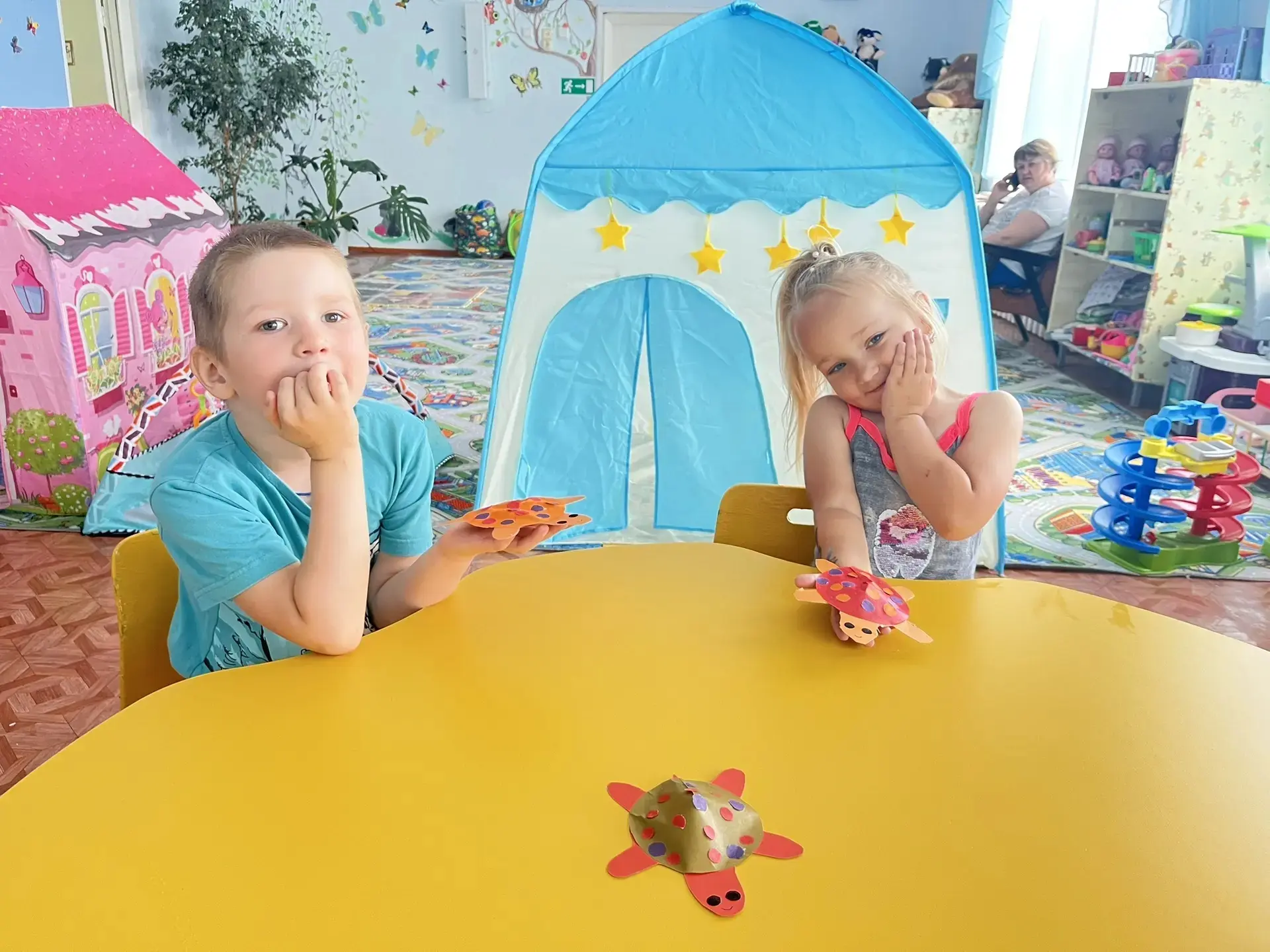 🖍️ Маленькие волшебники создают мир!
В нашей дошкольной группе сегодня было шумно и весело — мы пра